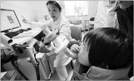 A medical worker tests a young girl for lead poisoning at the Anhui Provincial Children's Hospital in the province's capital Hefei on Wednesday. [China Daily] 