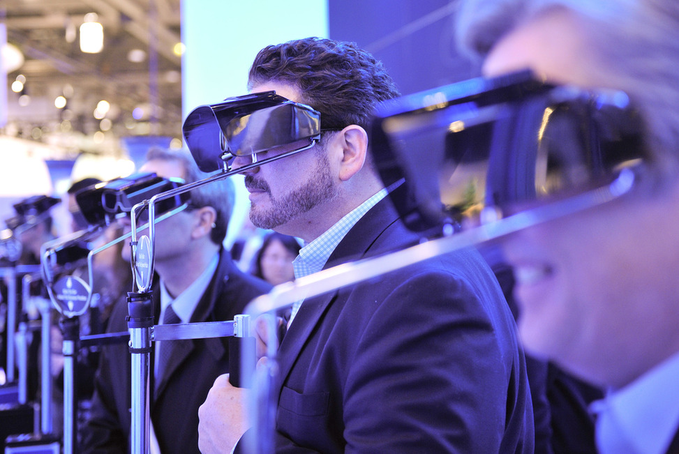 People watch the 3D TV during the 2011 International Consumer Electronics Show in Las Vegas, the United States, Jan 7, 2011. [Xinhua]