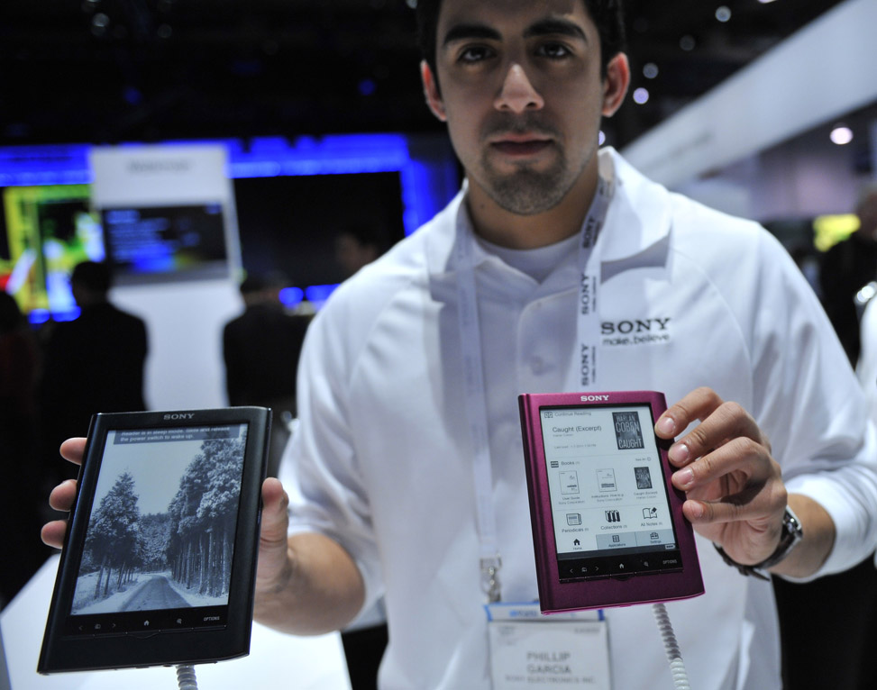 An employee shows the Sony eBooks during the 2011 International Consumer Electronics Show in Las Vegas, the United States, Jan 7, 2011. The 2011 International Consumer Electronics Show (CES) runs from Jan 6 to Jan 9. [Xinhua]