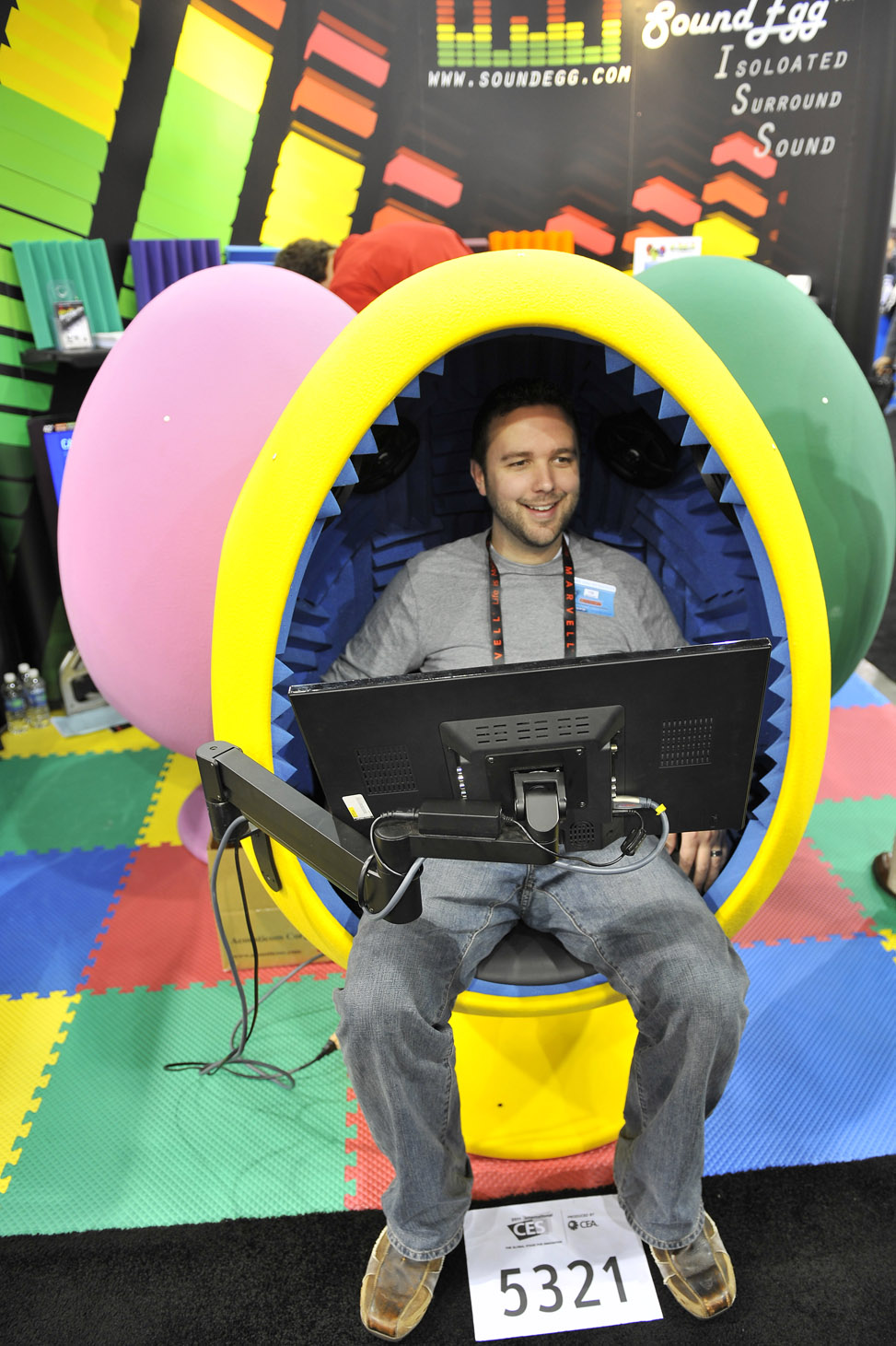 A customer tries out the Sound Egg during the 2011 International Consumer Electronics Show in Las Vegas, the United States, Jan 7, 2011. [Xinhua]