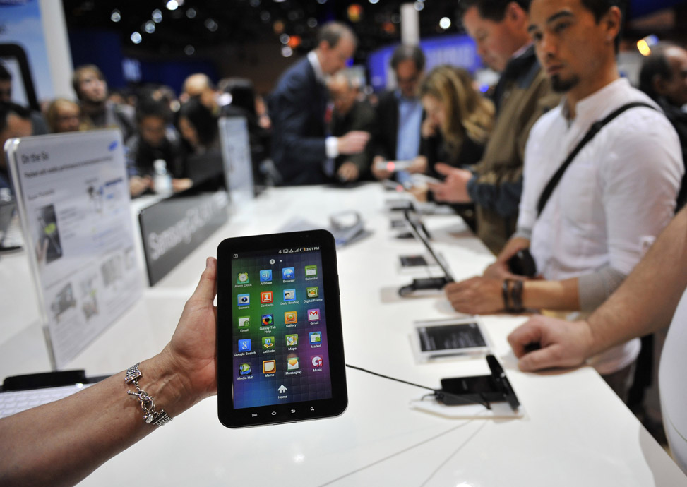 People try out the Samsung Galaxy Tablet during the 2011 International Consumer Electronics Show in Las Vegas, the United States, Jan 7, 2011. The 2011 International Consumer Electronics Show (CES) runs from Jan 6 to Jan 9. [Xinhua]