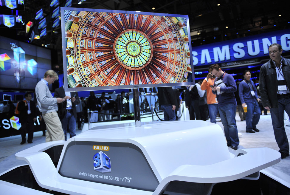 People watch the Samsung Full HD 3D Led TV during the 2011 International Consumer Electronics Show in Las Vegas, the United States, Jan 7, 2011. The 2011 International Consumer Electronics Show (CES) runs from Jan 6 to Jan 9. [Xinhua]