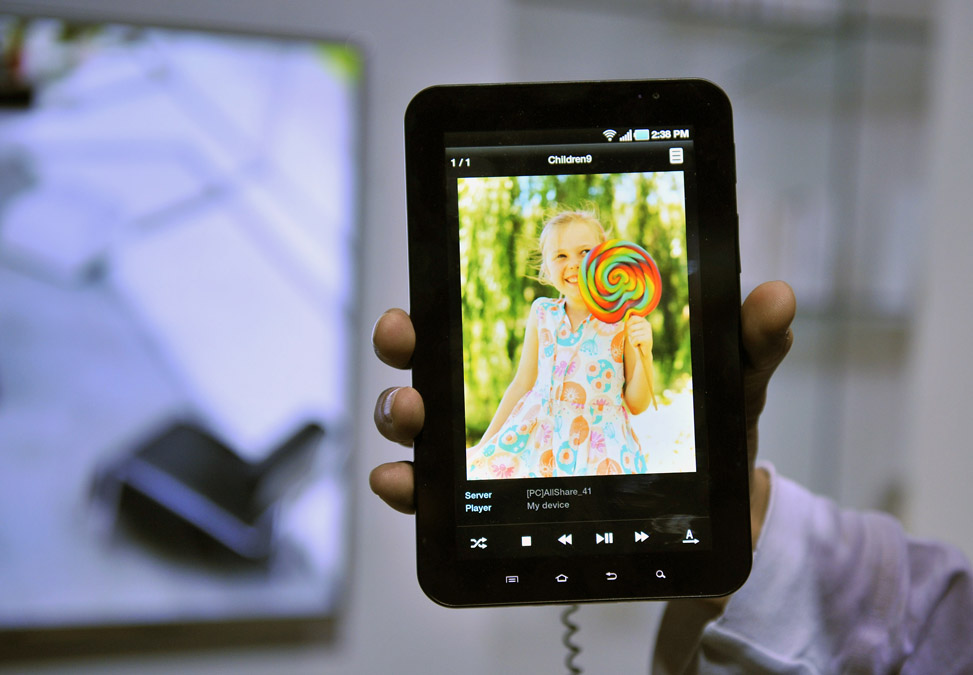 Samsung Galaxy Tablet is shown in the 2011 International Consumer Electronics Show in Las Vegas, the United States, Jan 7, 2011. [Xinhua]