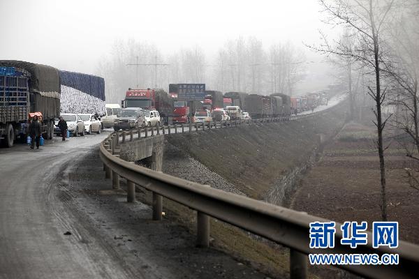 Thousands of vehicles have been stranded on a state road by persistent icy weather in Southwest China's Yunnan province. [Xinhua]