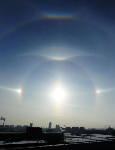 A parhelion (also known as sundog) combined with a halo is seen in Changchun, capital of Northeast China&apos;s Jilin province, Jan 8, 2011. [Xinhua]