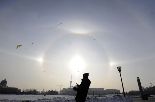 A parhelion (also known as sundog) combined with a halo is seen in Changchun, capital of Northeast China&apos;s Jilin province, Jan 8, 2011. [Xinhua]