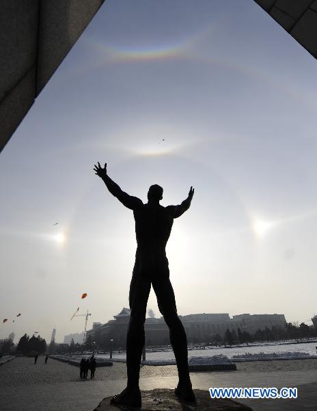 A parhelion (also known as sundog) combined with a halo is seen in Changchun, capital of Northeast China&apos;s Jilin province, Jan 8, 2011. [Xinhua]