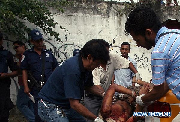 Forensic workers carry the body of a man in Acapulco, Mexico, on Jan. 8, 2011. Fifteen beheaded bodies were found Saturday morning in the Mexican beach resort of Acapulco, the public security office of Guerrero state reported. [Xinhua] 