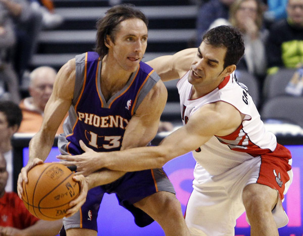 Toronto Raptors guard Jose Calderon tries to strip the ball away from Phoenix Suns guard Steve Nash (L) during the first half of their NBA pre-season basketball game in Toronto Oct 17, 2010. [China Daily/Agencies] 