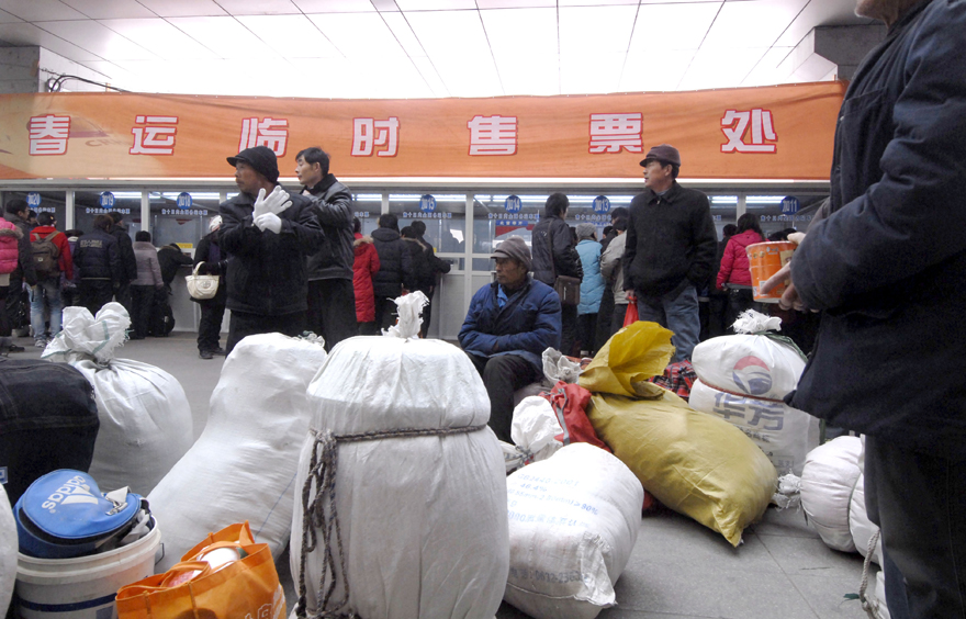 Migrate workers to buy in Nanjing Railway Station in Jiangsu Province, Jan. 9, 2011. [Xinhua] 