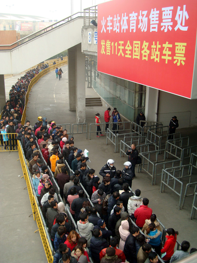 Passengers queue up to buy train tickets in Jiangsu province, Jan. 9, 2011. [Xinhua]