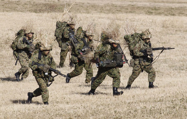 Members of Japan&apos;s Ground Self-Defense Force take part in an annual military exercise in Funabashi, east of Tokyo January 9, 2011.[China Daily/Agencies] 