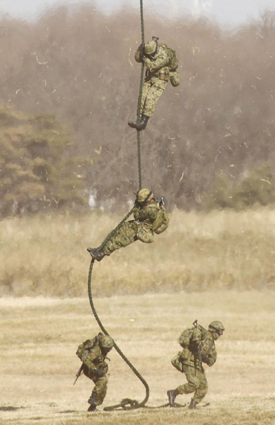 Members of Japan&apos;s Ground Self-Defense Force take part in an annual military exercise in Funabashi, east of Tokyo January 9, 2011.[China Daily/Agencies] 