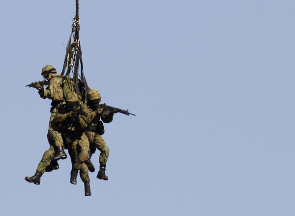 Members of Japan&apos;s Ground Self-Defense Force take part in an annual military exercise in Funabashi, east of Tokyo January 9, 2011.[China Daily/Agencies] 