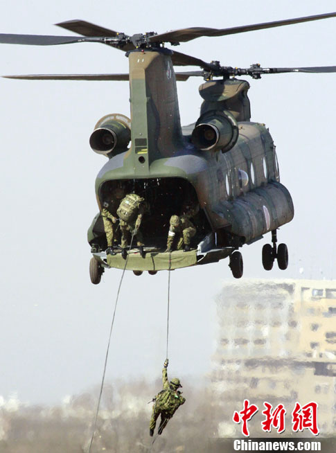 Members of Japan&apos;s Ground Self-Defense Force take part in an annual military exercise in Funabashi, east of Tokyo January 9, 2011.[Chinanews.com]