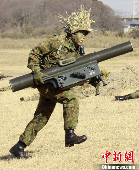 Members of Japan&apos;s Ground Self-Defense Force take part in an annual military exercise in Funabashi, east of Tokyo January 9, 2011.[Chinanews.com]