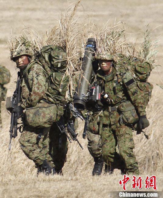 Members of Japan&apos;s Ground Self-Defense Force take part in an annual military exercise in Funabashi, east of Tokyo January 9, 2011.[Chinanews.com]