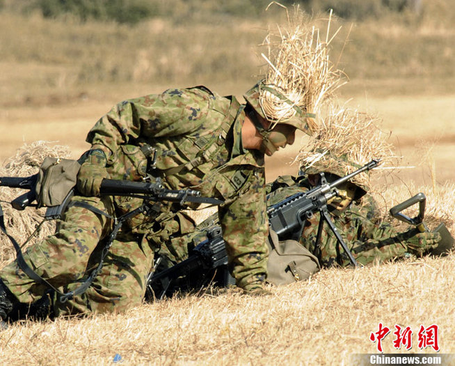 Members of Japan&apos;s Ground Self-Defense Force take part in an annual military exercise in Funabashi, east of Tokyo January 9, 2011.[Chinanews.com]