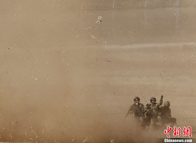 Members of Japan&apos;s Ground Self-Defense Force take part in an annual military exercise in Funabashi, east of Tokyo January 9, 2011.[Chinanews.com]