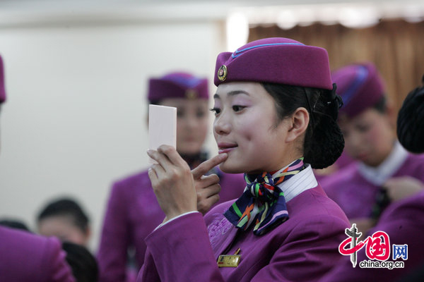 A stewards of Chongqing High-speed train is seen make up during a training befor mount guard on January 8, 2011 in Chongqing, China. [CFP]