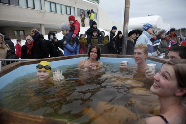 People soak in an open air hot bath at a winter swimming festival in Tallinn, Estonia, Jan 8, 2011. [China Daily/Agencies] 