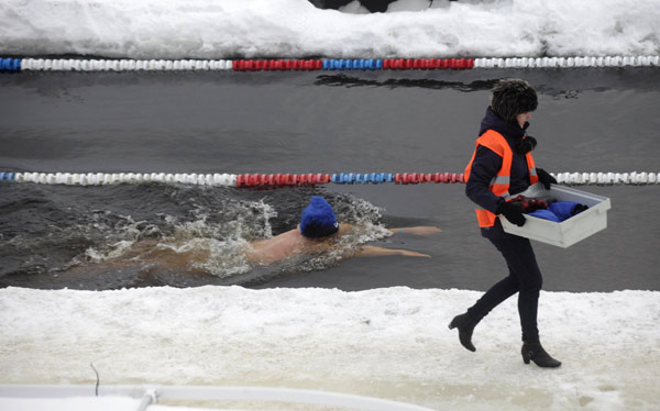 A man competes during a 25m breaststroke swimming competition at a winter swimming festival in Tallinn Jan 8, 2011. [China Daily/Agencies]