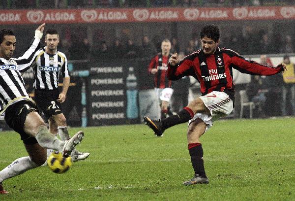 AC Milan's Pato (R) shoots to score his second goal against Udinese during their Italian Serie A soccer match at the San Siro stadium in Milan January 9, 2011. (Xinhua/Reuters Photo)