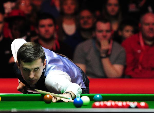 Defending champion Mark Selby of England plays a shot during his match against Mark King of England on the first day of 2011's Snooker Masters held at the Wembley Arena in London, Britain, Jan. 9, 2011. (Xinhua/Zeng Yi) 