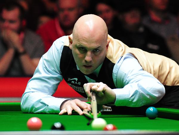 Mark King of England plays a shot during his match against defending champion Mark Selby on the first day of 2011's Snooker Masters held at the Wembley Arena in London, Britain, Jan. 9, 2011. (Xinhua/Zeng Yi) 