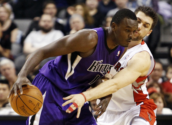 Sacramento Kings forward Samuel Dalembert is guarded by Toronto Raptors forward Andrea Bargnani (R) during the first half of their NBA basketball game in Toronto January 9, 2011. (Xinhua/Reuters Photo)