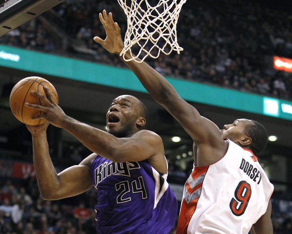 Sacramento Kings forward Carl Landry (L) goes to the basket against Toronto Raptors defender Joey Dorsey (R) during the second half of their NBA basketball game in Toronto January 9, 2011. (Xinhua/Reuters Photo) 