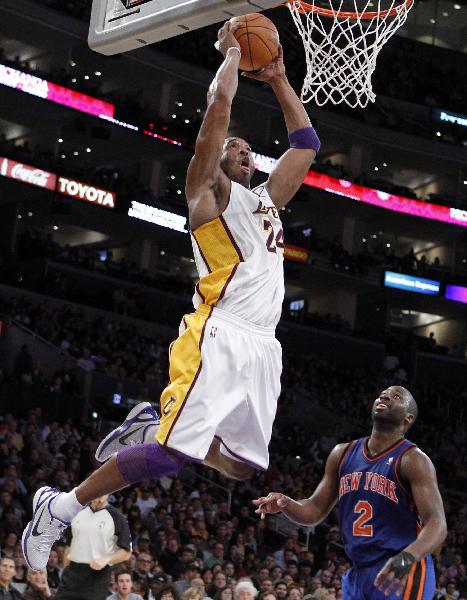 Los Angeles Lakers Kobe Bryant (L) slam dunks over New York Knicks Raymond Felton during their NBA basketball game in Los Angeles, California, January 9, 2011. Lakers won 109-87. (Xinhua/Reuters Photo)