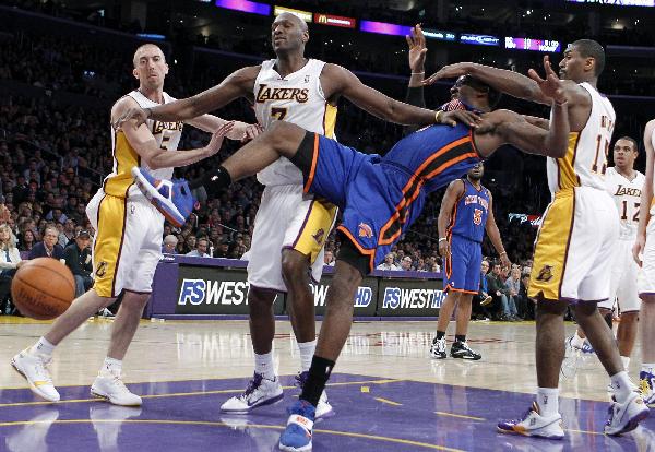 New York Knicks Amar'e Stoudemire (2nd R) is fouled by Los Angeles Lakers Ron Artest (R) as the Lakers Lamar Odom (2nd L) and Steve Blake look on during their NBA basketball game in Los Angeles, California, January 9, 2011. (Xinhua/Reuters Photo)