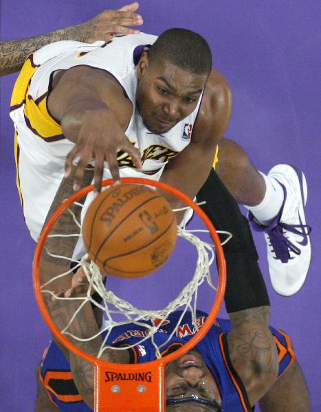 Los Angeles Lakers Andrew Bynum (top) slam dunks over New York Knicks Amar'e Stoudemire during their NBA basketball game in Los Angeles, California, January 9, 2011. (Xinhua/Reuters Photo)