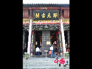 As one of the four biggest Buddhist temples in Hubei Province, the Guiyuan Temple is very famous in Wuhan. It was originally built by a monk named Bai Guang in 1658.It covers an area of 46,900 square meters. There are more than 200 halls in the temple. Most of the buildings, Buddhist sutras, Buddhist Sculptures are in a good state of preservation now.  [Photo by Wang Di]