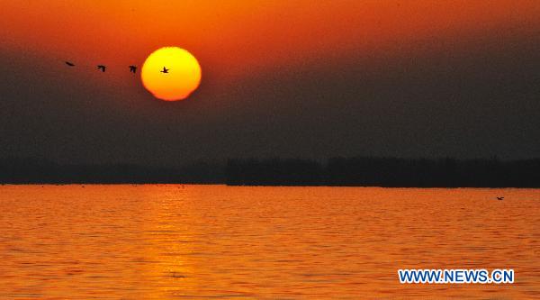 Sunrise scenery in Sand Lake in Ningxia
