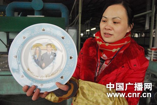 Photo taken on Jan. 10, 2011 shows the plates with the photo of Prince William and Kate Middleton on at a workshop of Tri-Ring Group Corporation in Beiliu City, south China&apos;s Guangxi Zhuang Autonomous Region.