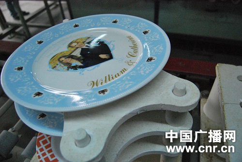 Photo taken on Jan. 10, 2011 shows the plates with the photo of Prince William and Kate Middleton on at a workshop of Tri-Ring Group Corporation in Beiliu City, south China&apos;s Guangxi Zhuang Autonomous Region.