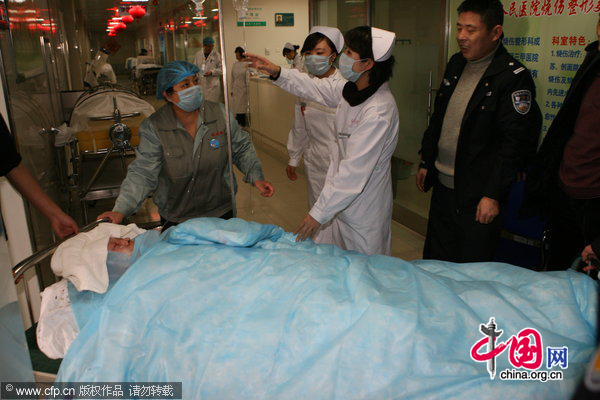 A injured people is sent to hospital on on January 10, 2011 in Changchun, Jilin Province of China. The explosion occurred at 10:00 am at a restaurant, injured 14 customers and the reason is under investigation. [CFP] 