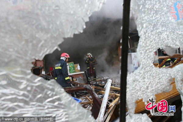 Firefighters work at the explosion site on January 10, 2011 in Changchun, Jilin Province of China. The explosion occurred at 10:00 am at a restaurant, injured 14 customers and the reason is under investigation. [CFP]