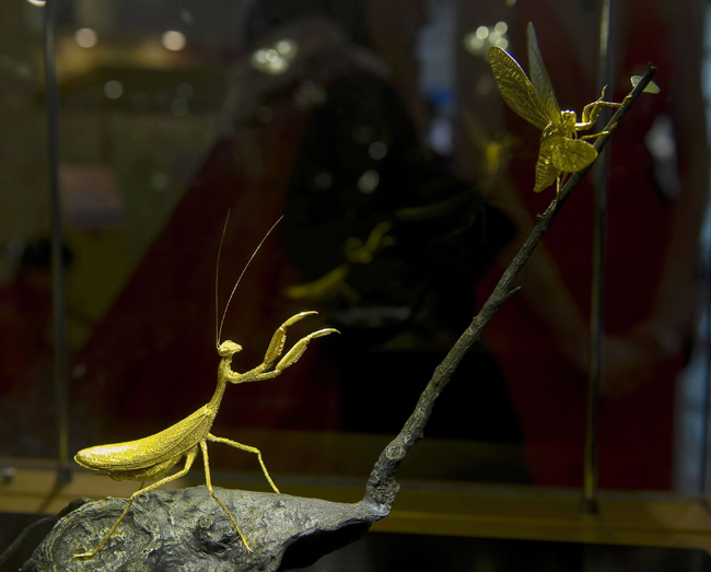 Photo taken on Jan. 10, 2011 shows a gold sculpture displayed at an exhibition in Hong Kong, south China. A gold sculpture exhibition kicked off here on Monday, with around 100 exhibits worth of 50 million Hong Kong dollars going on show. [Xinhua]
