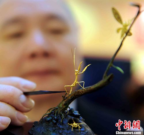 Photo taken on Jan. 10, 2011 shows gold sculptures displayed at an exhibition in Hong Kong, south China. A gold sculpture exhibition kicked off here on Monday, with around 100 exhibits worth of 50 million Hong Kong dollars going on show. [Xinhua] 