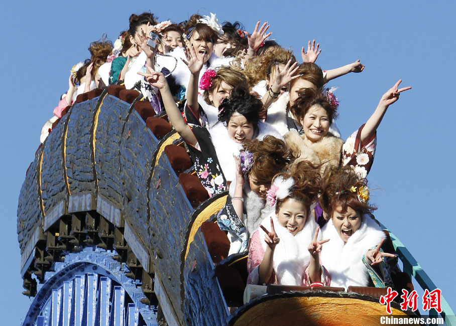 Japanese women in kimonos ride a roller-coaster during their Coming of Age Day event at an amusement park in Tokyo Jan 10, 2011. [Chinanews.com]