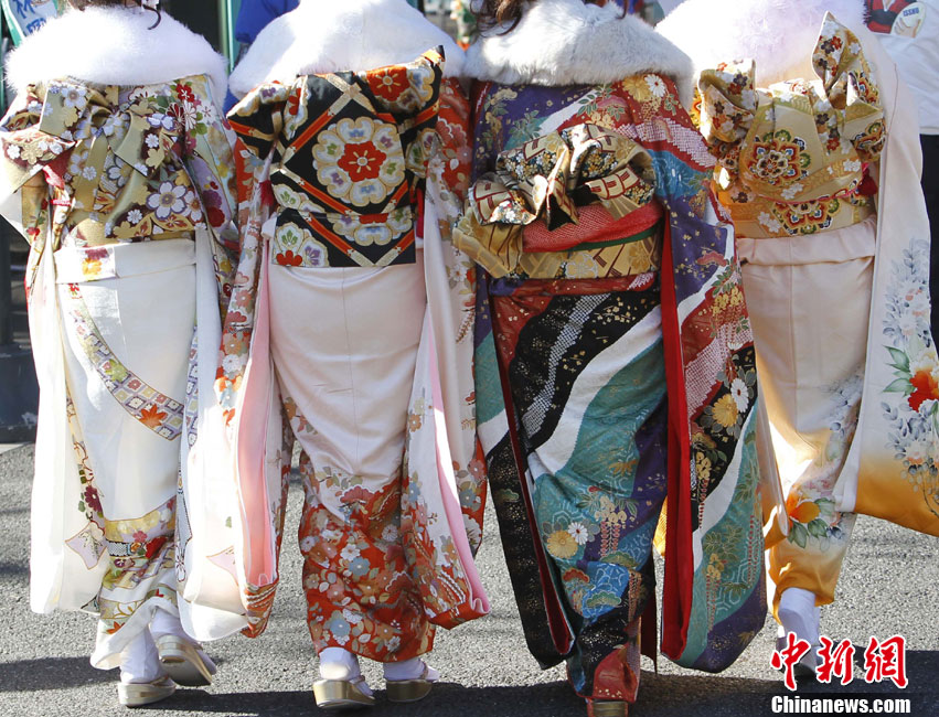 Japanese women in kimonos attend Coming of Age Day event at an amusement park in Tokyo Jan 10, 2011. [Chinanews.com]