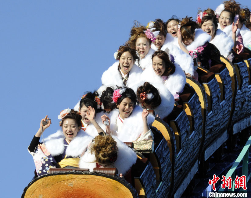 Japanese women in kimonos ride a roller-coaster during their Coming of Age Day event at an amusement park in Tokyo Jan 10, 2011. [Chinanews.com]