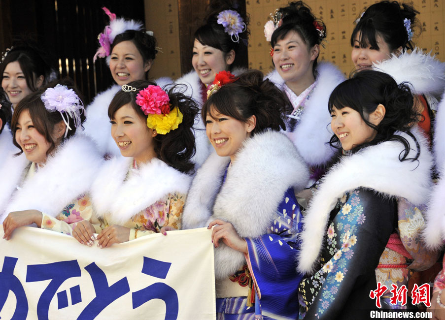 Japanese women in kimonos attend Coming of Age Day event at an amusement park in Tokyo Jan 10, 2011. [Chinanews.com]