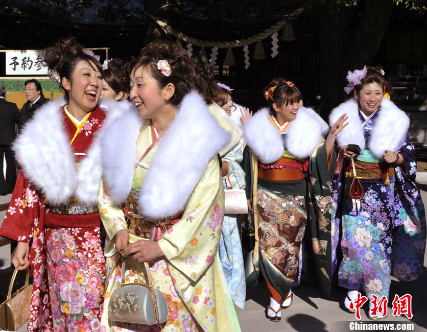 Japanese women in kimonos attend Coming of Age Day event at an amusement park in Tokyo Jan 10, 2011. [Chinanews.com]