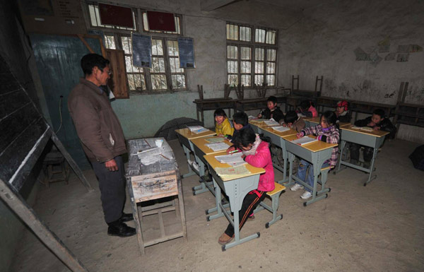 Pupils attend class in Dayuan village, Quanzhou county, South China&apos;s Guangxi Zhuang autonomous region, Jan 10, 2011. Schools continue in the village but some in Guangxi and neighboring Hunan and Guizhou provinces have closed ahead of schedule due to the cold weather. Some children have to walk as far as 15 kilometers to school. [Photo/Xinhua]