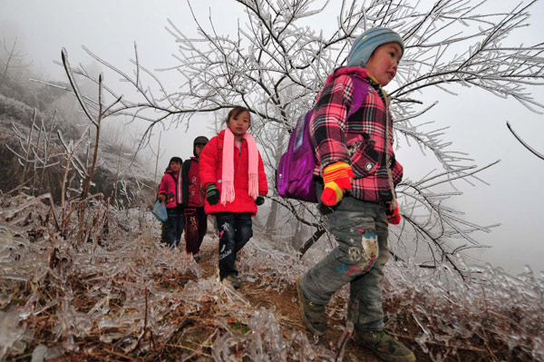 Children head home on an icy mountain road after school in Dayuan village, Quanzhou county, South China&apos;s Guangxi Zhuang autonomous region, Jan 10, 2011. [Photo/Xinhua]