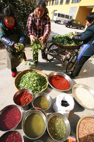 Staffers at a temple canteen in Taizhou, East China&apos;s Jiangsu province prepare ingredients to make Laba rice porridge, Jan 10, 2011. [Photo/Xinhua]